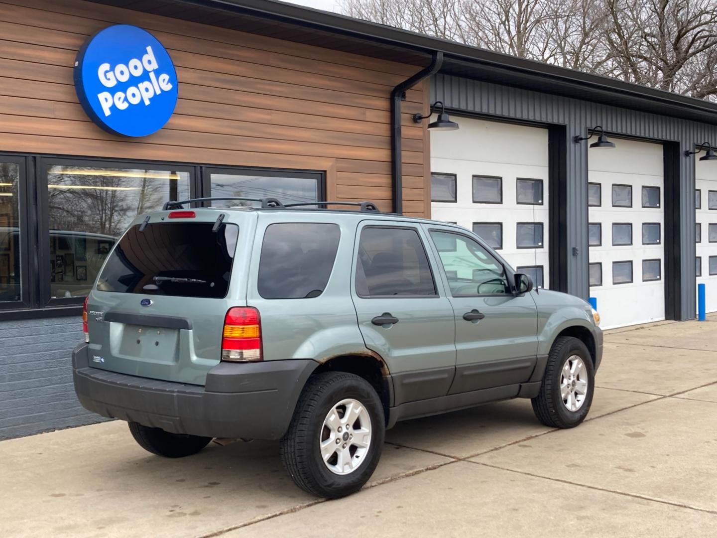 2005 Seamist Green Met Ford Escape XLT 2WD 2.3L (1FMYU03Z85K) with an 2.3L L4 DOHC 16V engine, 4-Speed Automatic Overdrive transmission, located at 1800 South Ihm Blvd, Freeport, IL, 61032, (815) 232-5543, 42.278645, -89.607994 - Photo#1